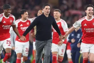 Arteta and Arsenal players celebrating