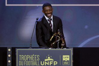 Ousmane Dembele with his award