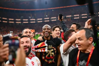 Osimhen taking pictures with Galatasaray fans